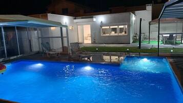 Sisäuima-allas, ulkouima-allas