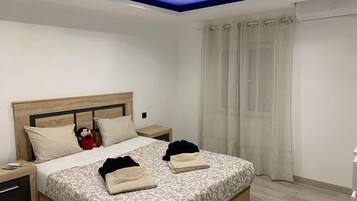 2 makuuhuonetta, äänieristys, silitysrauta/-lauta, vauvan matkasänky