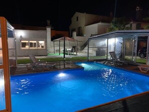 Inomhuspool och utomhuspool