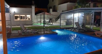 Ville à 5 Minutes de la Plage, Commerces Proches . Quartier Calme et Familial