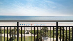 Een balkon met uitzicht op een strand en zee.