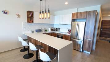 Coffee/tea maker, fridge, microwave, oven