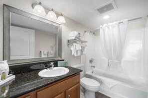 Bathtub, hair dryer - Deluxe King Room Overlooking the Atlantic (Myrtle Beach)