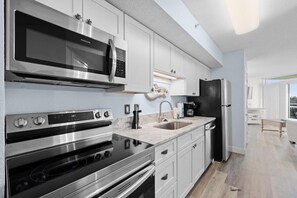 Jääkaappi, mikroaaltouuni, uuni, liesi