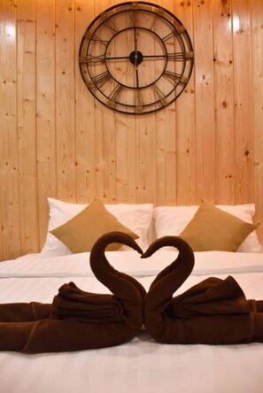 Premium bedding, minibar, free WiFi, bed sheets