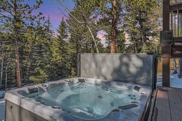 Outdoor spa tub - Amenities for all ages * Convenient location * Scenic views *3 King beds * Quick access to town & trails (Evergreen)