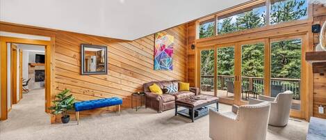 Smart-TV, Kamin, Bücher, Arbeitsbereiche