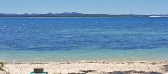 Small dog friendly 4-49 Bonito St - air con & Wi-Fi