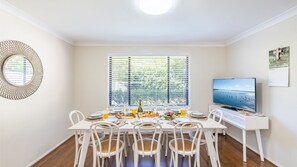 Dining - Small dog friendly 4-49 Bonito St - air con & Wi-Fi (Corlette)
