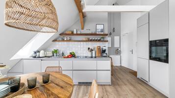 Frigorifero, forno, piano cottura, lavastoviglie