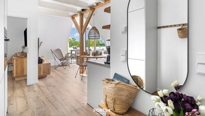 Een modern interieur met een houten plafond, een grote spiegel en uitzicht op de omgeving.