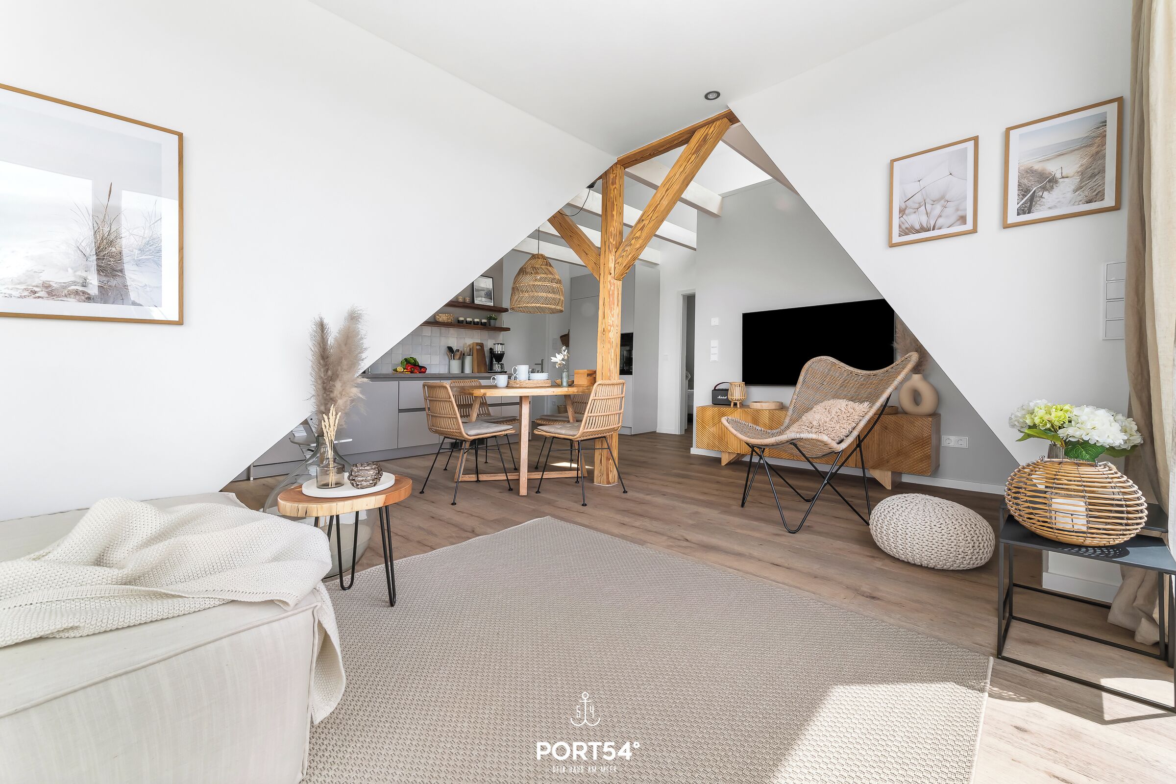 Un espace de vie moderne de style loft, comprenant un coin repas, un canapé et un téléviseur.