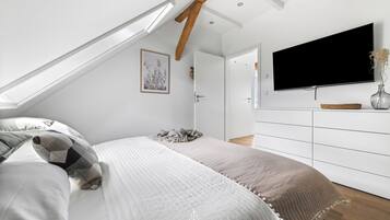 2 bedrooms, iron/ironing board, travel crib, free WiFi