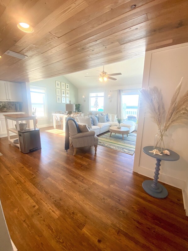 Smart TV - Spring Break Ready!! Oceanfront 2BR (Port St. Joe)
