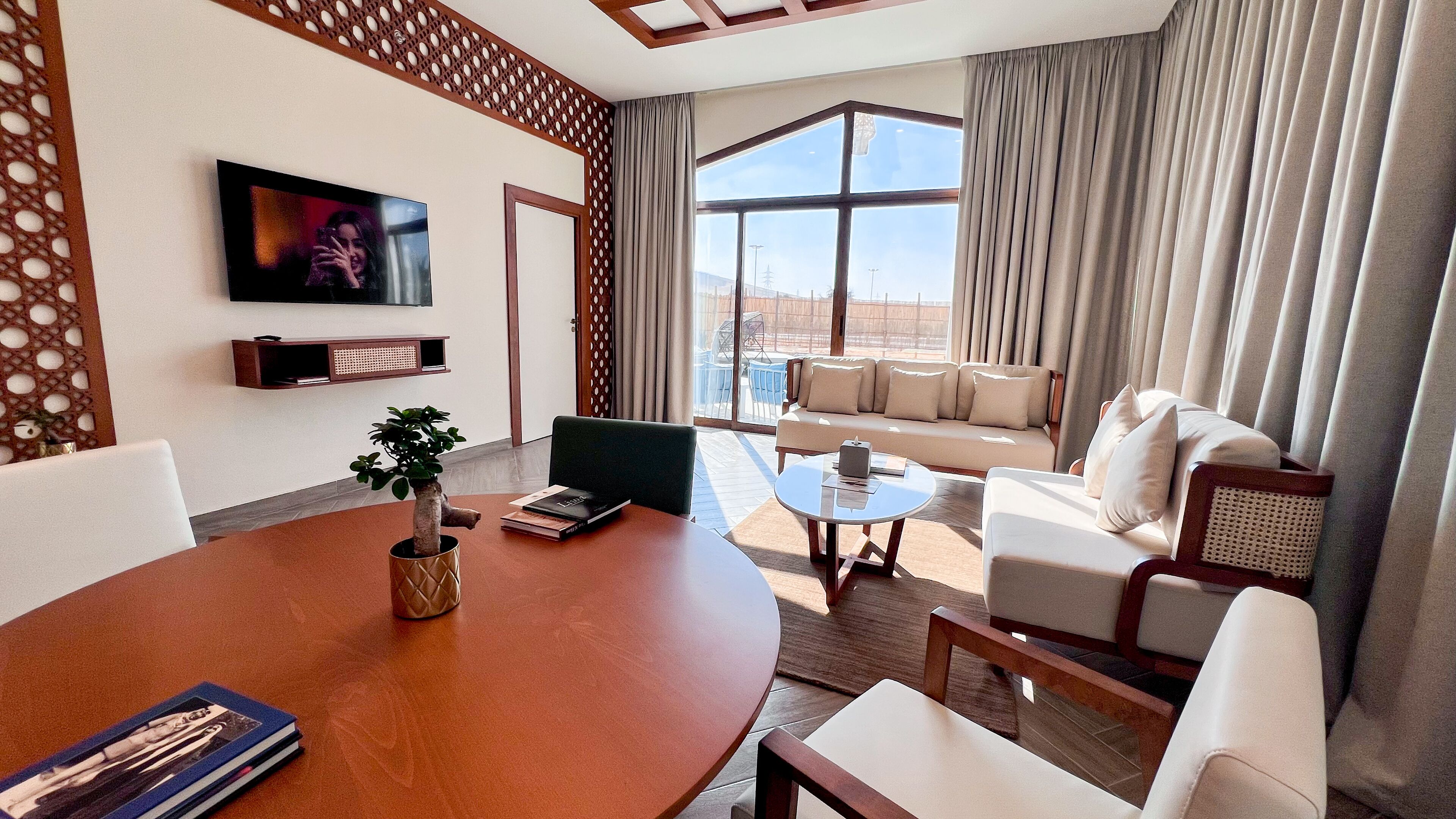 Mirage One Bedroom Suite with Plunge Private Pool | Coin séjour | TV connectée de 41 pouces avec chaînes numériques