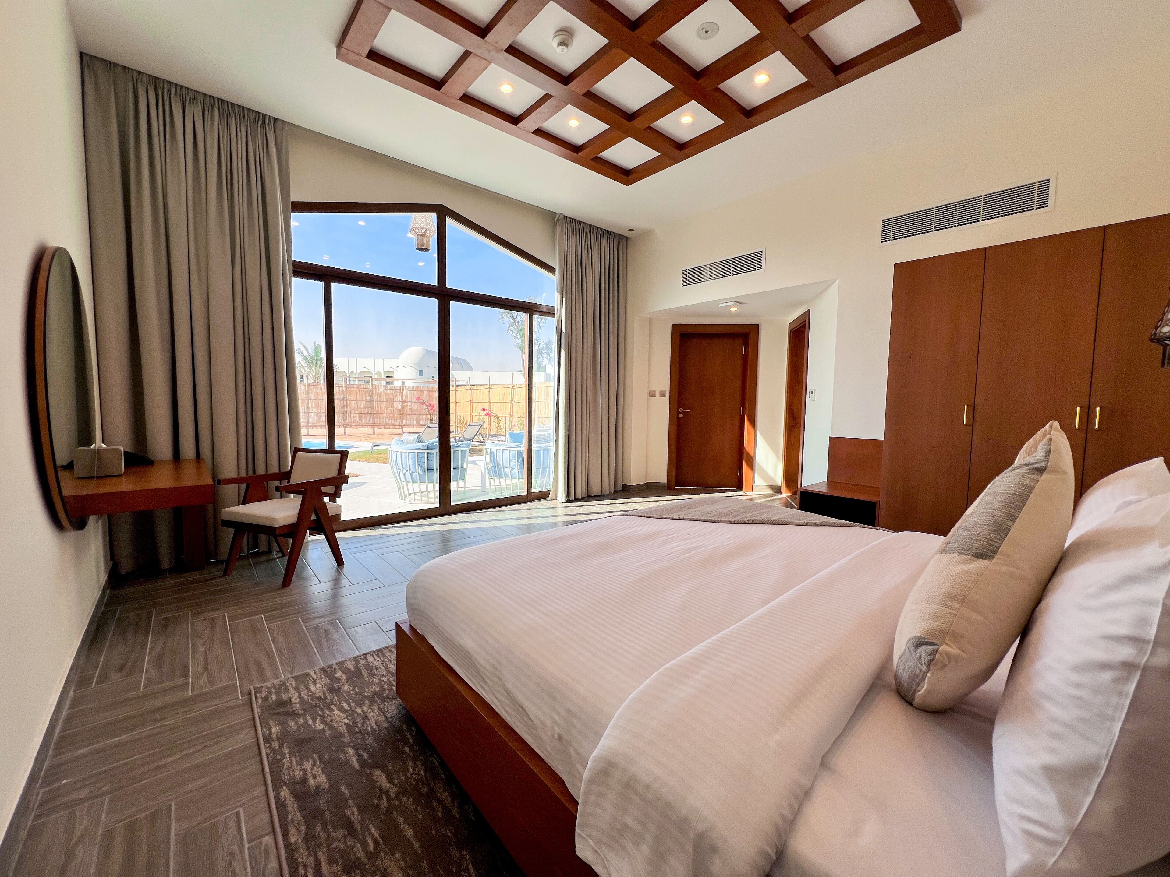 Minibaari, tallelokero huoneessa, pimennysverhot, ilmaiset vauvansängyt