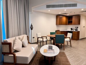 Mirage One Bedroom Suite with Plunge Private Pool | Coin séjour