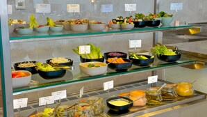 Un bufé con diversos alimentos y salsas.