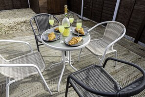 Outdoor dining - 4-Bedroom Bungalow in Central Basingstoke | Sleeps 10<br>Spacious, newly refurbished home with 3 bathrooms — perfect for families, contractors, or group stays. Just 5 mins from the M3 and a short walk to the town (Basingstoke)