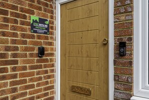 Exterior detail - 4-Bedroom Bungalow in Central Basingstoke | Sleeps 10<br>Spacious, newly refurbished home with 3 bathrooms — perfect for families, contractors, or group stays. Just 5 mins from the M3 and a short walk to the town (Basingstoke)