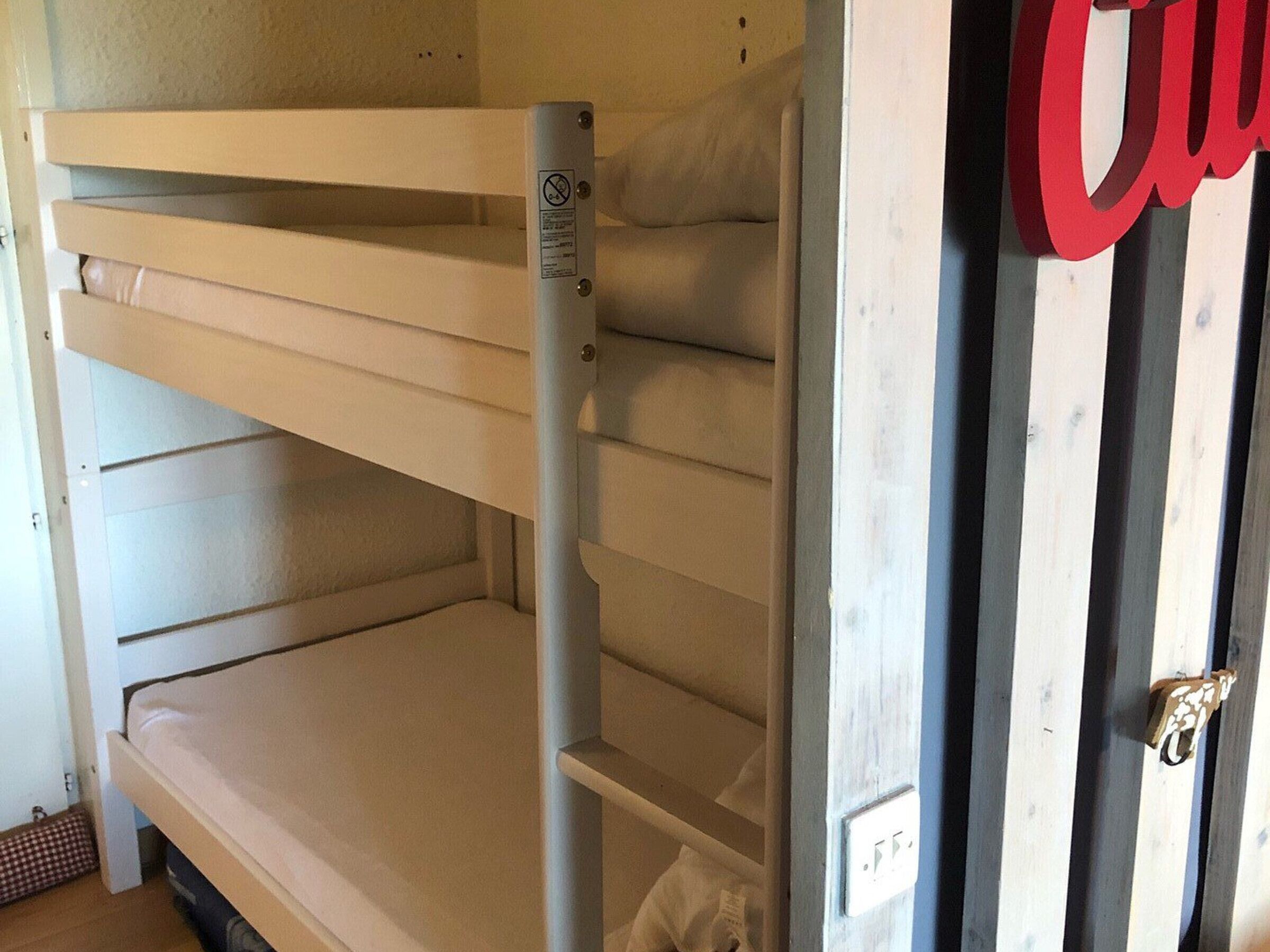 Un llit superposat amb estructura metàl·lica i matalàs.