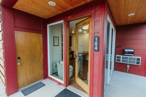 Interior - Brand New Queen Studio Suite with Full Kitchen and Washer/Dryer in the Heart of Kalispell, MT (Kalispell)