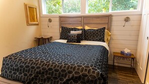 1 bedroom, iron/ironing board, WiFi, bed sheets - New! Lux Cabin, Bicycling on lush verdant trails (Satin)