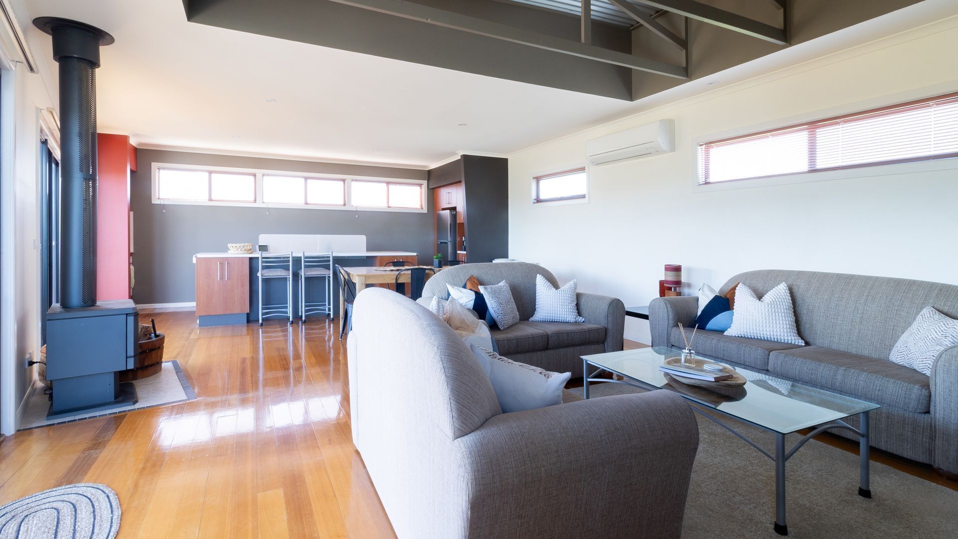 Televisión, chimenea, reproductor de DVD y libros 