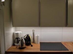 Kühlschrank, Ofen, Geschirrspüler, Wasserkocher mit Kaffee-/Teezubehör
