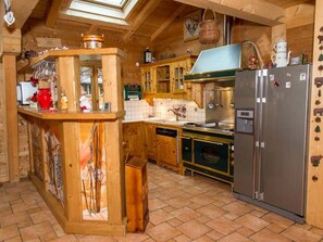 Fridge, microwave, oven, stovetop - 8-room chalet, 16 pers, near village, parking, WiFi, pets allowed (Châtel)