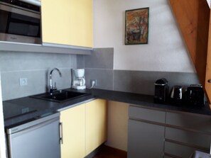 Kühlschrank, Mikrowelle, Ofen, Wasserkocher mit Kaffee-/Teezubehör