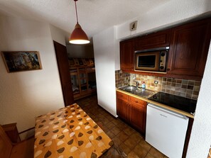 Fridge, microwave, oven, stovetop - 2-Room Apartment for 4 Pers. with Balcony and Parking in Châtel (Châtel)