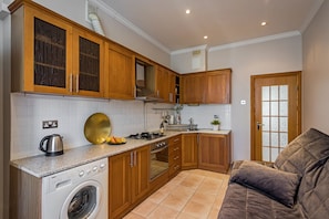 Business-Apartment | Eigene Küche | Kühlschrank, Mikrowelle, Ofen, Herdplatte