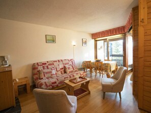 TV, fireplace - Cozy Studio for 4 with Balcony, Mountain Views and Parking in Châtel (Châtel)