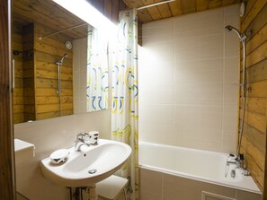 Hair dryer - Cozy Studio for 4 with Balcony, Mountain Views and Parking in Châtel (Châtel)