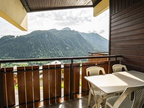 Outdoor dining - Cozy 2-Room Apartment for 5 with Balcony, 900m from Village Center in Petit-Châtel (Châtel)