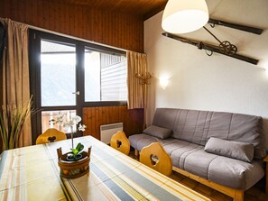 TV - Cozy 2-Room Apartment for 5 with Balcony, 900m from Village Center in Petit-Châtel (Châtel)
