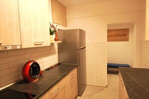 Kjøleskap, ovn, kaffetrakter/tekoker og vannkoker