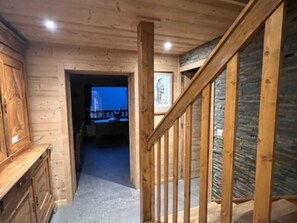 Interior - Spacious Chalet for 14 with 6 Bathrooms, Fireplace, and Balconies in Châtel (Châtel)