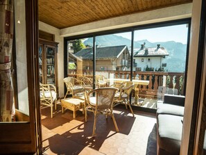 Interior - Spacious Chalet for 14 with 6 Bathrooms, Fireplace, and Balconies in Châtel (Châtel)