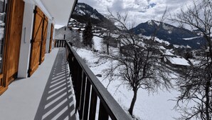 A balcony with a view of snow-covered mountains and a clear sky. - Charming 2-BR Apt for 6 with Balcony, Near Super-Châtel Lift (Châtel)
