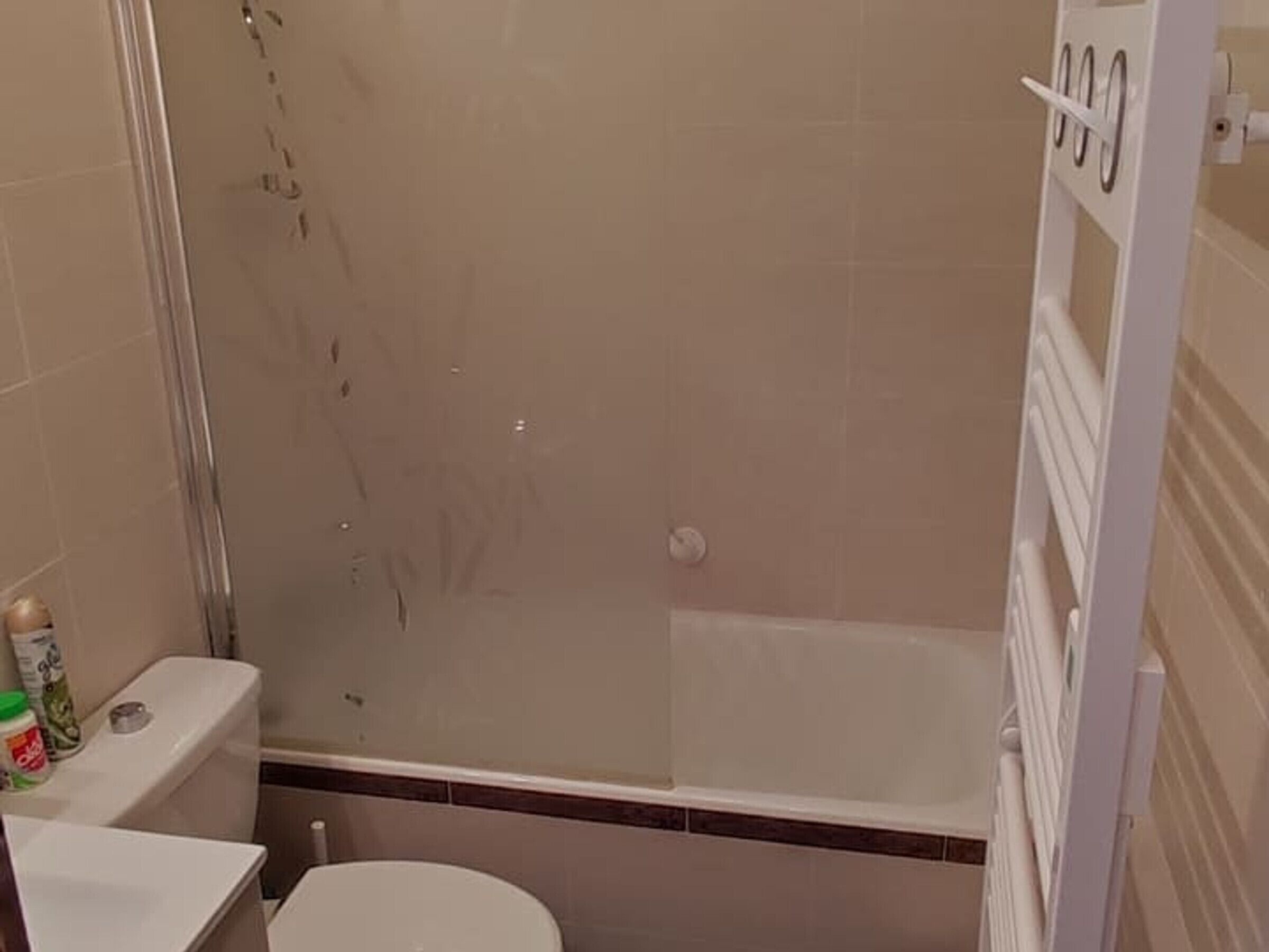 Un baño con ducha, inodoro y lavamanos.