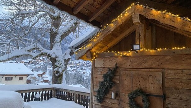 A wooden cabin with a snow-covered deck and a wooden railing. - 4-Room Chalet, 8 People, Wifi, Parking, Châtel (Châtel)