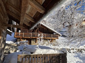 A wooden cabin with a balcony overlooking a snowy landscape. - 4-Room Chalet, 8 People, Wifi, Parking, Châtel (Châtel)