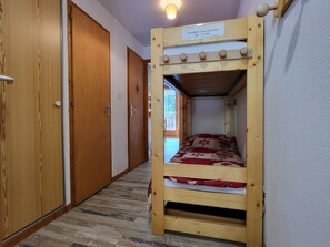 Uma cama beliche com uma placa indicando que é para crianças de 6 a 12 anos.