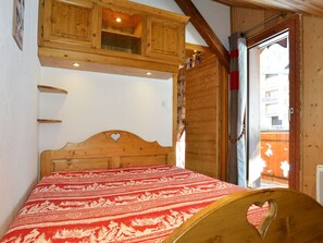 3 bedrooms, free WiFi - Charming 3-Bedroom Apartment for 7, Near Center & Lifts, Wi-Fi, Parking, Balcony, Garden (Châtel)