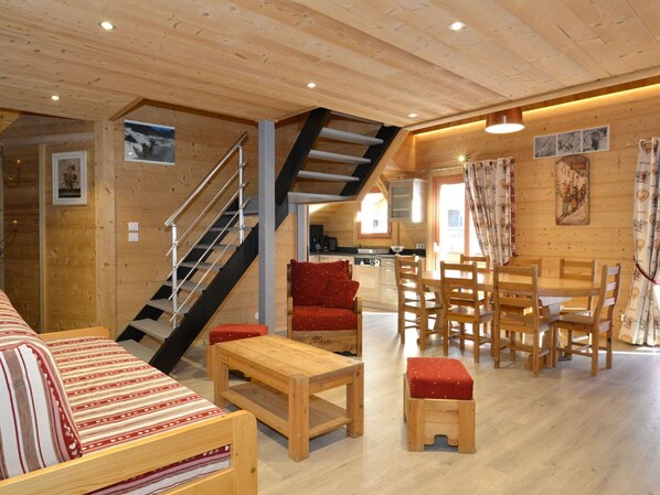 Interior - Charming 3-Bedroom Apartment for 7, Near Center & Lifts, Wi-Fi, Parking, Balcony, Garden (Châtel)