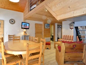 Dining - Charming 3-Bedroom Apartment for 7, Near Center & Lifts, Wi-Fi, Parking, Balcony, Garden (Châtel)