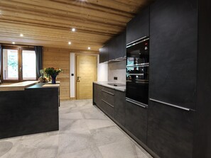 Kylskåp, mikrovågsugn, ugn och spishäll