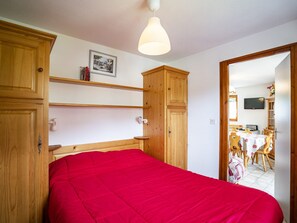 2 bedrooms, free WiFi - Charming 2-BR Apartment for 6 with Ski Storage and Balcony, Close to Center (Châtel)